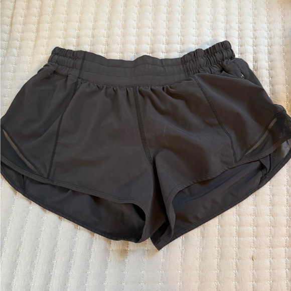 lululemon athletica Hottie Hot Black Women's Athletic Shorts - Picture 1 of 4